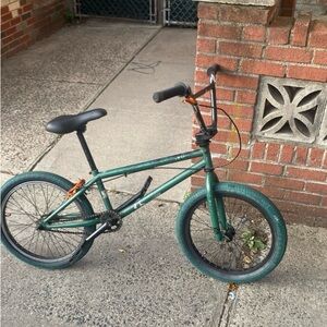 Green Overalls for Everyday Comfort